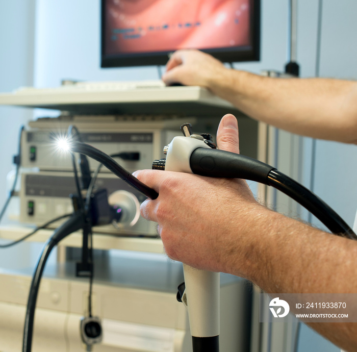 Gastroskop mit Lichtleiterkabel in der Hand des Arztes vor der Untersuchung