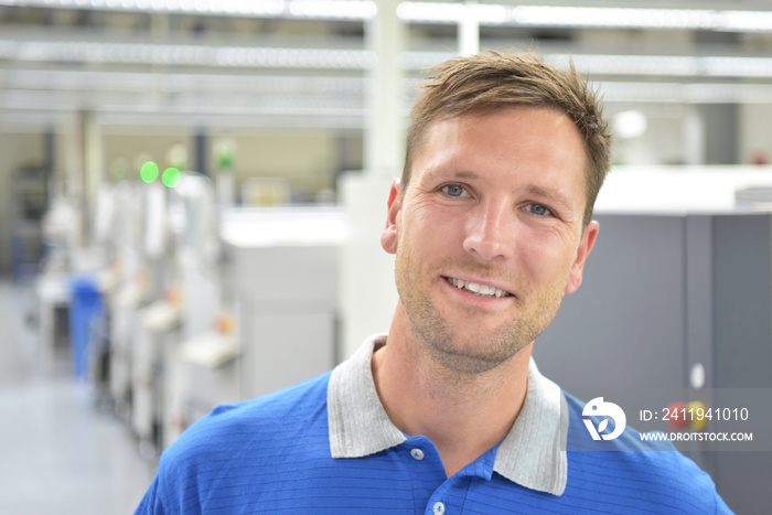 Portrait lächelnder Arbeiter in einer Industrieanlage // Portrait of smiling workers in an industria