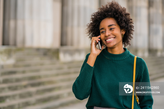 Business woman talking on the phone outdoors.