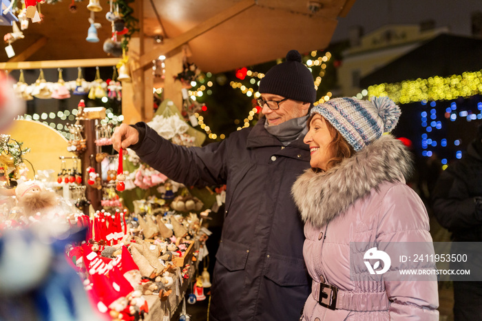 购物、寒假和人的概念——圣诞市场纪念品商店快乐的老年夫妇