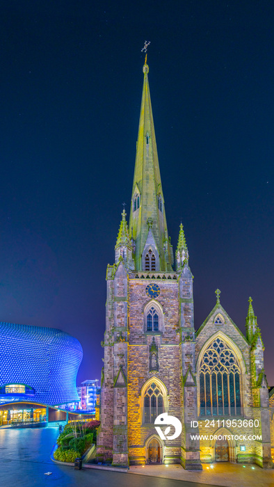 英国伯明翰被斗牛场购物中心包围的圣马丁教堂夜景
