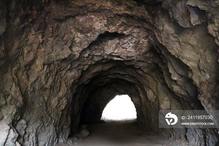 洛杉矶，位于格里菲斯公园部分布朗森峡谷/洞穴的蝙蝠洞内部视图，l
