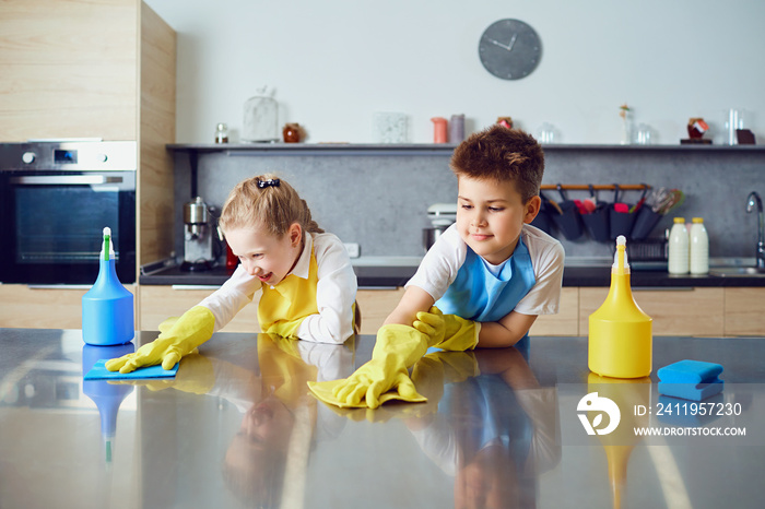 微笑的孩子在厨房打扫卫生。