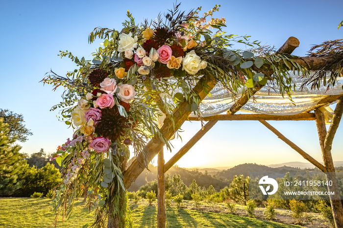 犹太传统婚礼。婚礼遮篷chuppah或huppah靠近鲜花