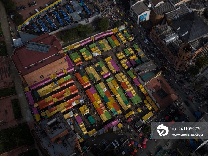 露天集市跳蚤市场集市Torre Col的Mercado de las pulgas de san alejo的彩色帐篷