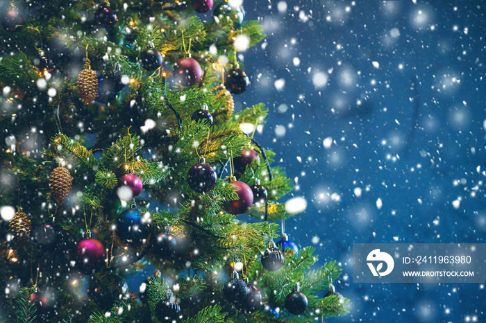 圣诞树在夜晚装饰。选择性聚焦。