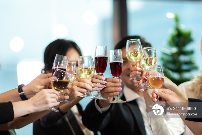商业伙伴举杯庆祝香槟公司活动成功