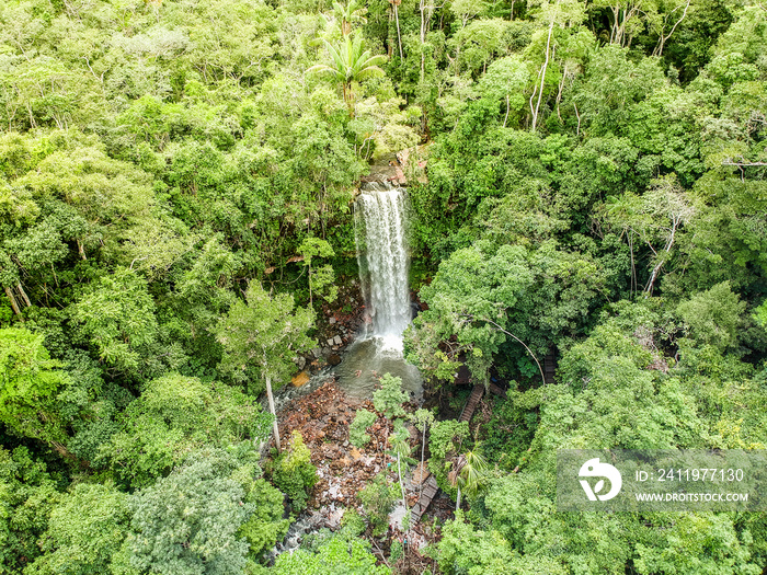 Cachoeira em meio a mata amazônica