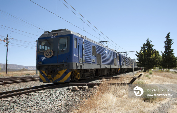 南非西部海角中卡鲁地区的Matjiesfontein。豪华的蓝色火车w