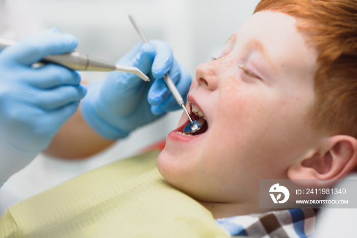 男孩对牙科诊所的服务感到满意。儿科牙科治疗的概念