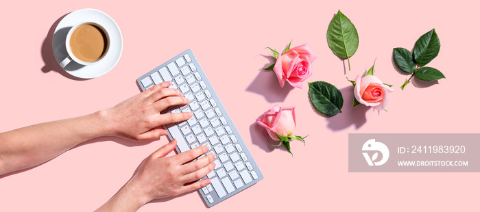 女人用电脑键盘配粉色玫瑰-平躺