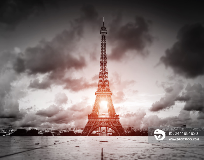 Effel Tower，巴黎，法国。黑白配红色太阳光