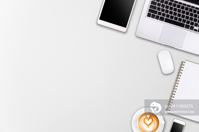 现代工作空间，配有笔记本电脑平板电脑、智能手机和木背景咖啡杯复制空间。顶部vi