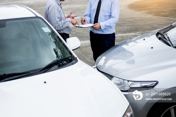 保险代理人在评估和支持事故索赔后检查汽车时在剪贴板上写字