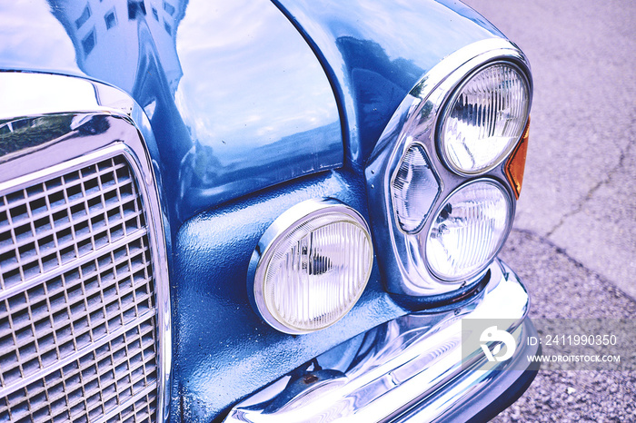 Alter Oldtimer in blau mit Kühlergrill und Lampen mit viel Chrome