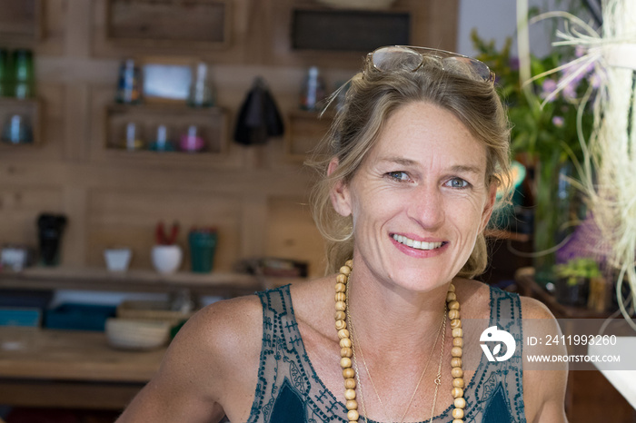 一位法国金发成熟女性在商店微笑的肖像，企业家的概念。