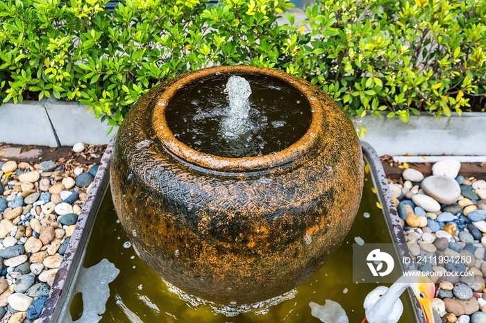绿色花园中的罐子喷泉装饰。泰国