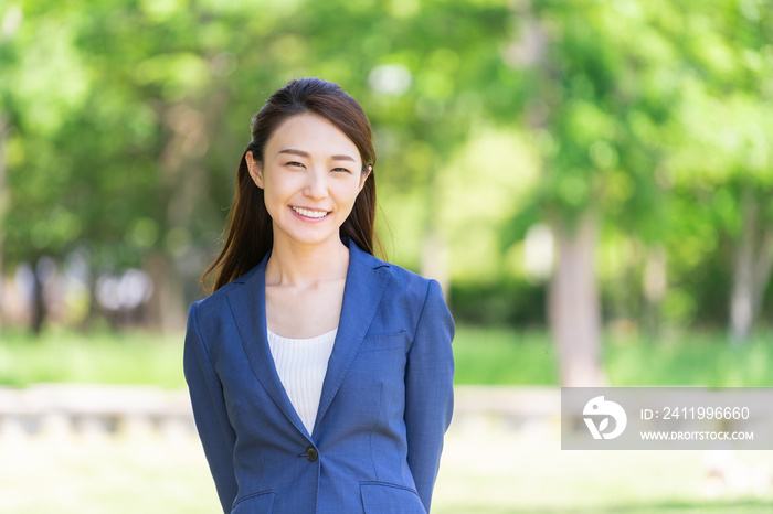 笑顔の女性　ビジネス