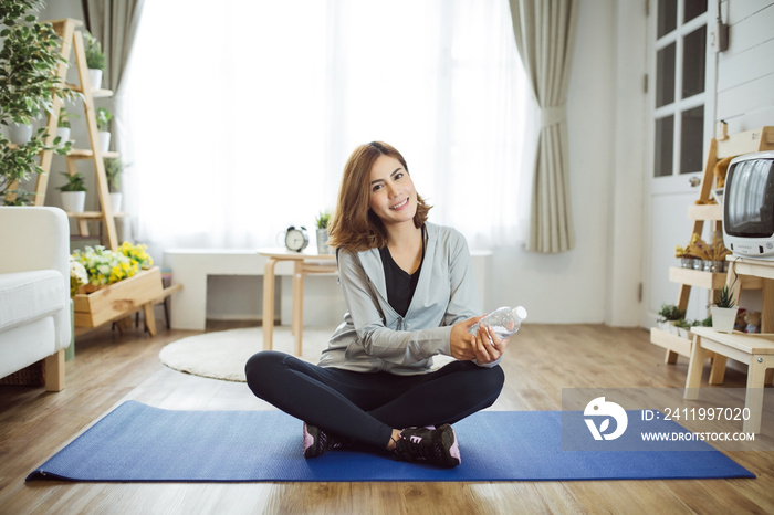 运动后休息的健身女性