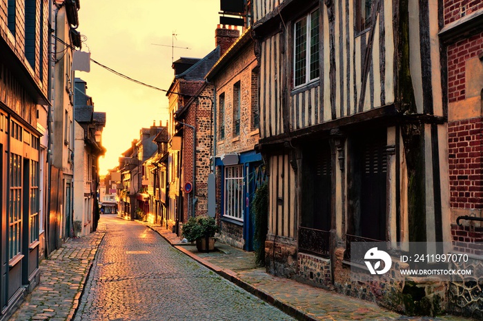 法国诺曼底小镇洪弗勒的老街，伴着冉冉升起的阳光