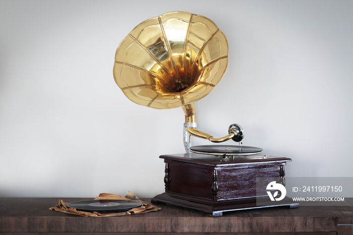 The old phonograph