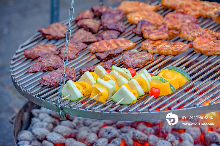 Schwenk-Grill mit Fleisch und Gemüse