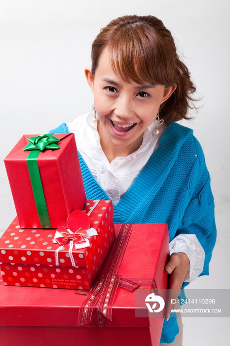 年轻女人抱着礼物盒