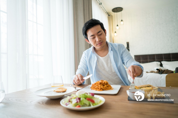 一个年轻男人的休闲生活