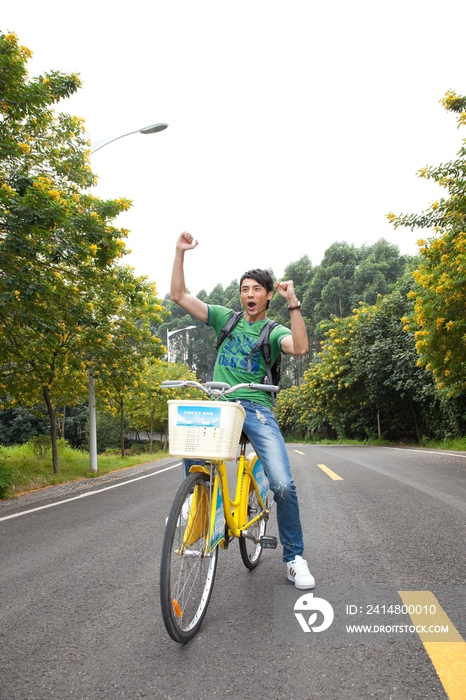 年轻大学生在校园里骑车