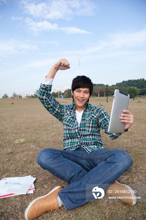 年轻大学生在公园郊游