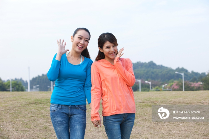 年轻女人在郊外