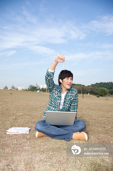 年轻大学生在公园郊游