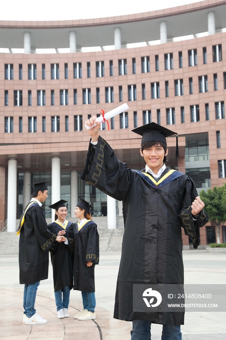 年轻大学生的校园毕业典礼