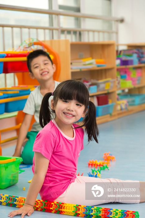 幼儿园儿童坐在地板上玩