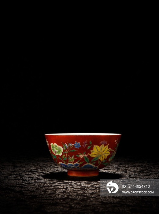 红彩花卉纹碗