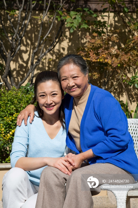 年轻女人和老年女人在院子里