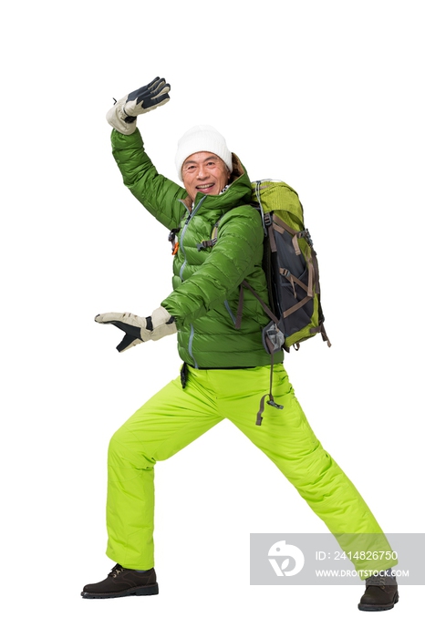 老年男人冬季登山旅行