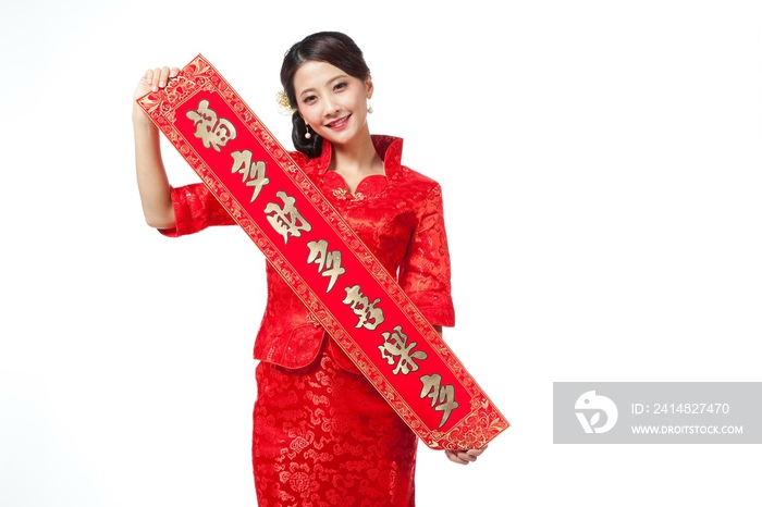 棚拍身穿中国传统服装的年轻女人和春联