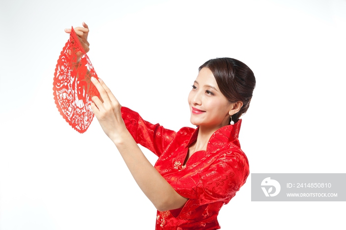 棚拍身穿中国传统服装的年轻女人和剪纸福字