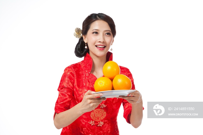 棚拍身穿中国传统服装的年轻女人和橙子