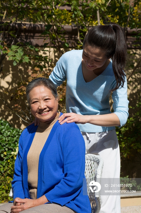 年轻女人和老年女人在院子里