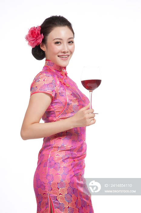 棚拍身穿中国传统服装的年轻女人端酒杯