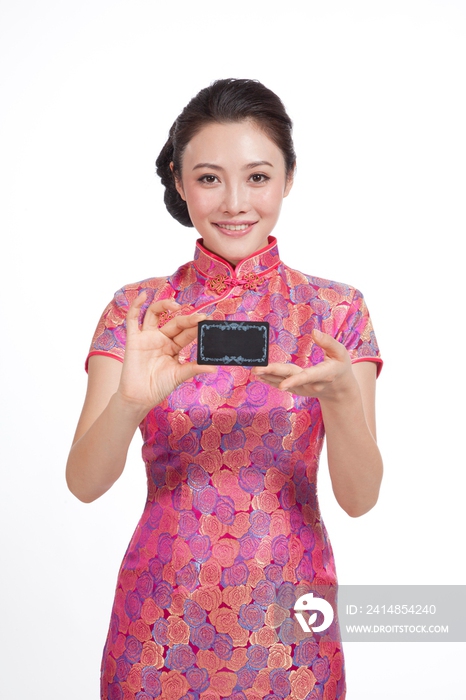 棚拍身穿中国传统服装的年轻女人展示卡
