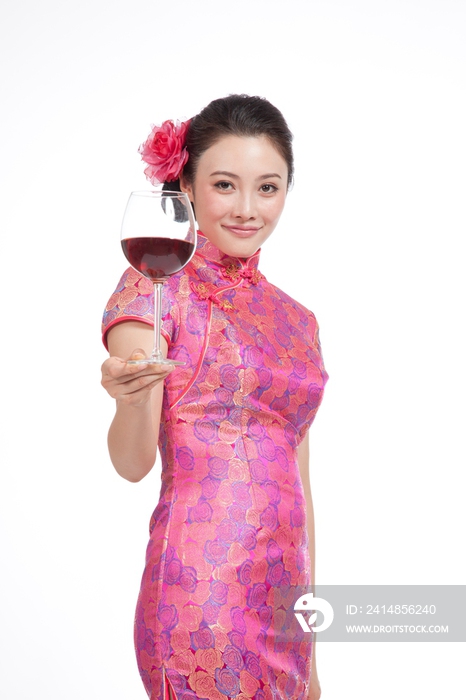 棚拍身穿中国传统服装的年轻女人端酒杯