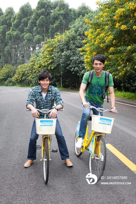 年轻大学生在校园里骑车