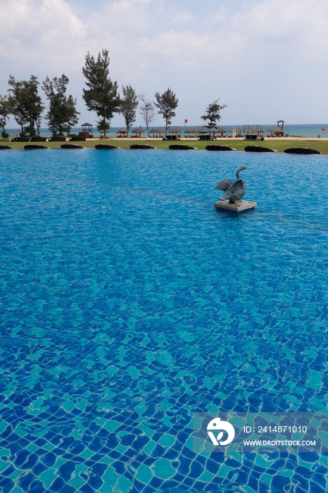 海南三亚海滩泳池