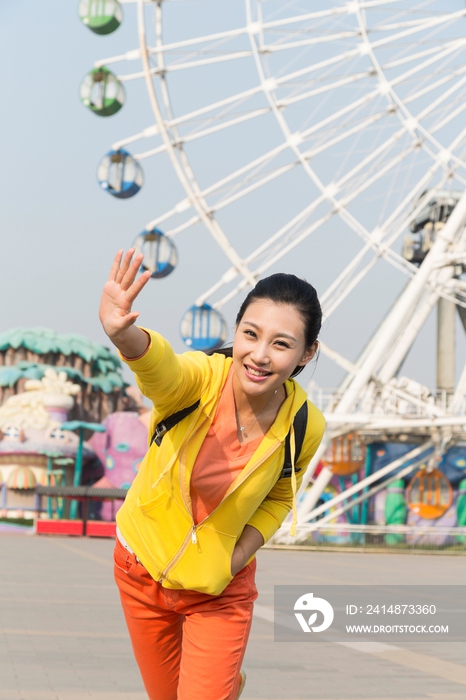 年轻女人在游乐园