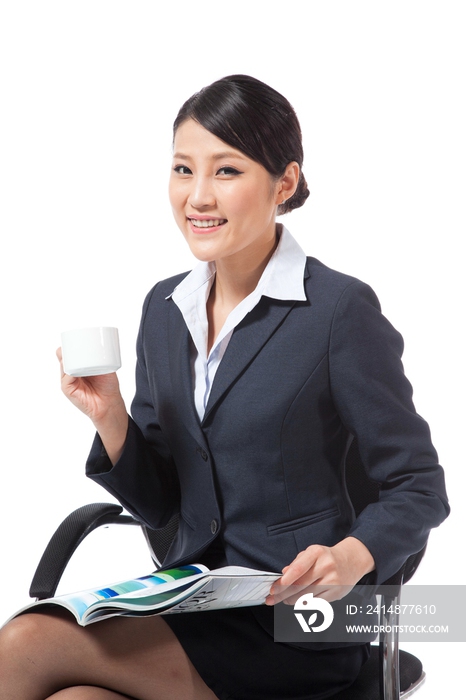 棚拍年轻商务女士坐在办公椅上喝咖啡
