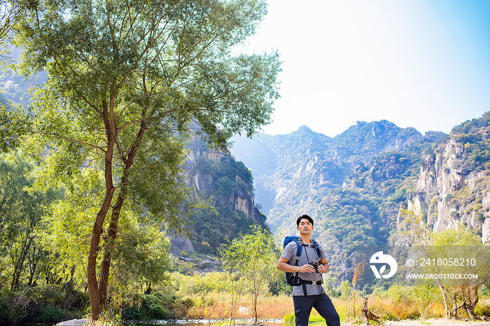 年轻男子户外徒步旅行