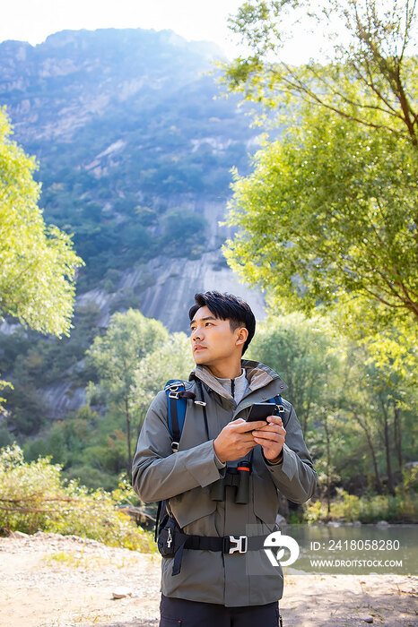 年轻男子户外徒步旅行